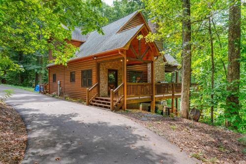 Ken's Cabin — 4-Star Luxury Hotel in Blue Ridge, United States