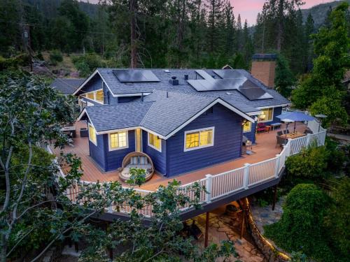 Yosemite Creekside Retreat with spa games EV Charger and more in Oakhurst, United States