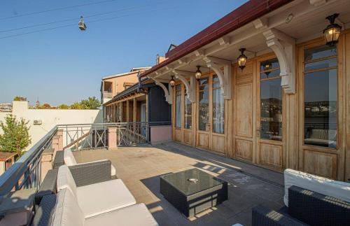 3BR Scenic Terrace Apt in Abanotubani By Wehost