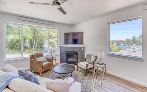 Harbor Lights 4 Whale Watcher’s HavenFamily Fun in Depoe Bay, United States