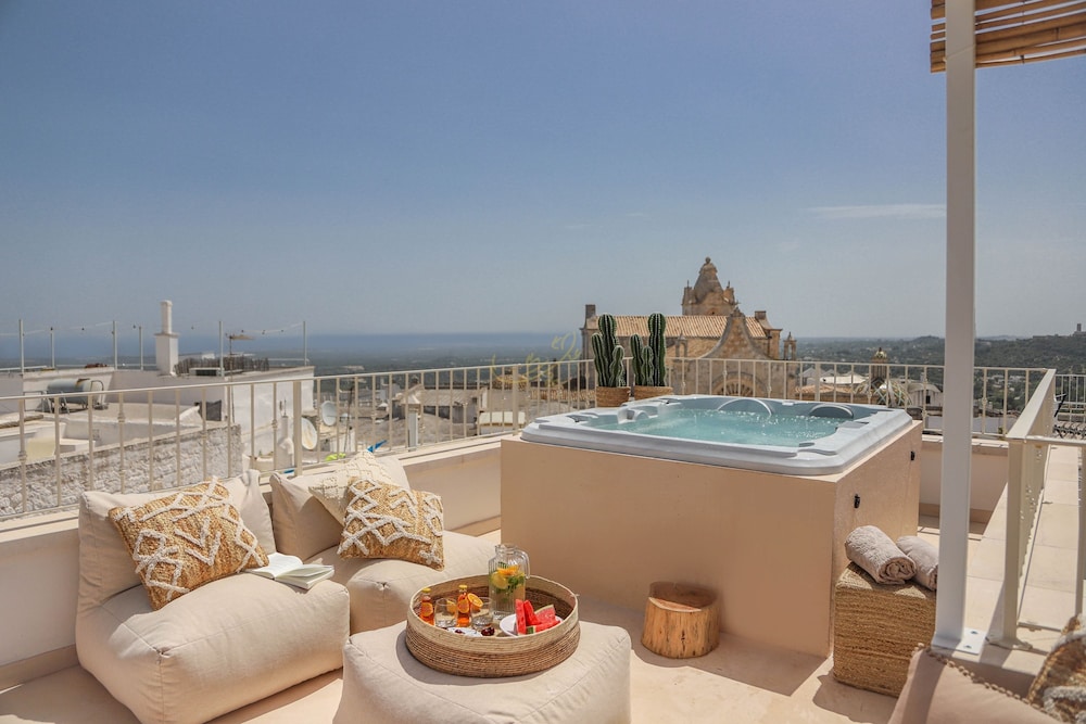 TD Terrazze di Carole Panoramic Terrace Jacuzzi — 4-Star Luxury Hotel in Ostuni, Italy
