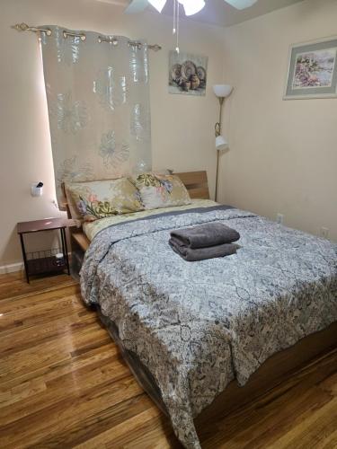 Honey queen room 5 in Newark, United States