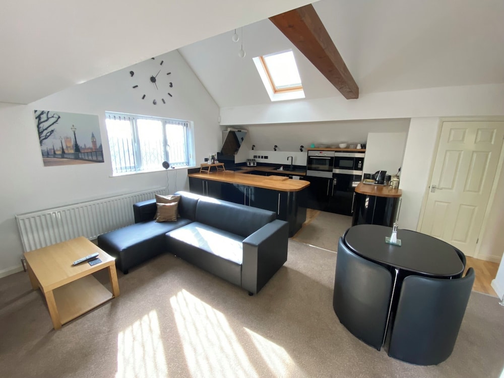 Spacious One Bed Deluxe Apartment In Daventry 15578577 — Daventry