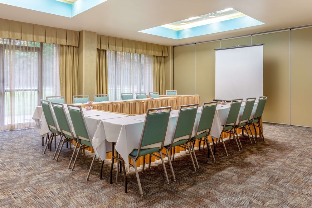 Hampton Inn Manassas - photo 32