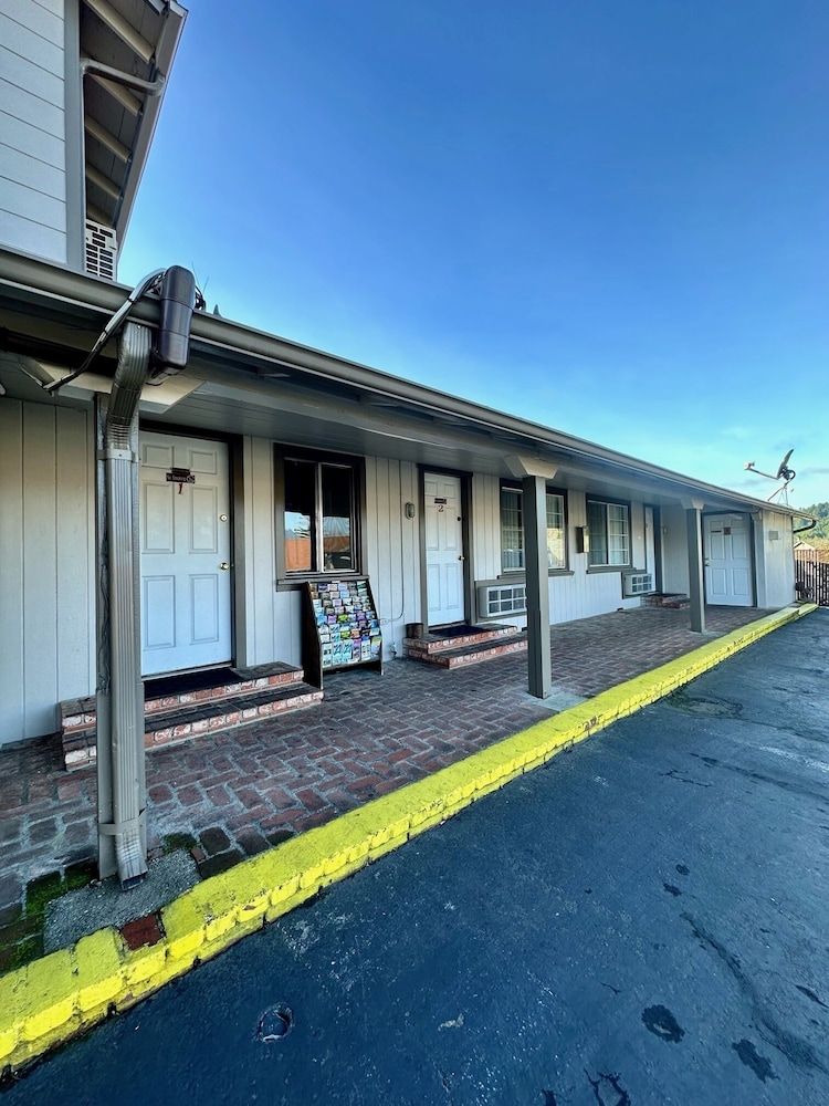 Lone Pine Motel - photo 13