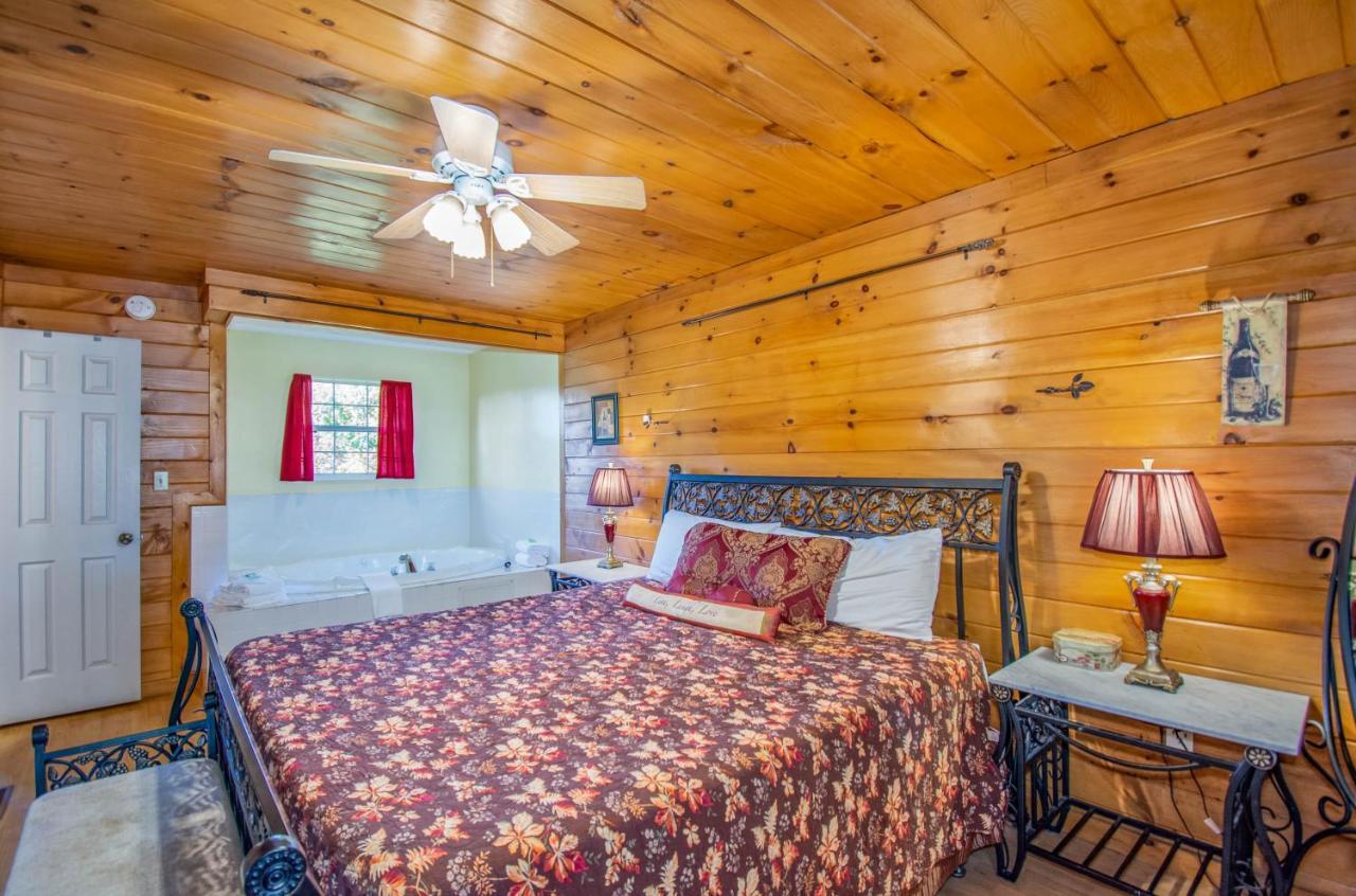 Ladybug Resort Romantic Cabin with Mountain Views Game Room Close To Dollywood - photo 17