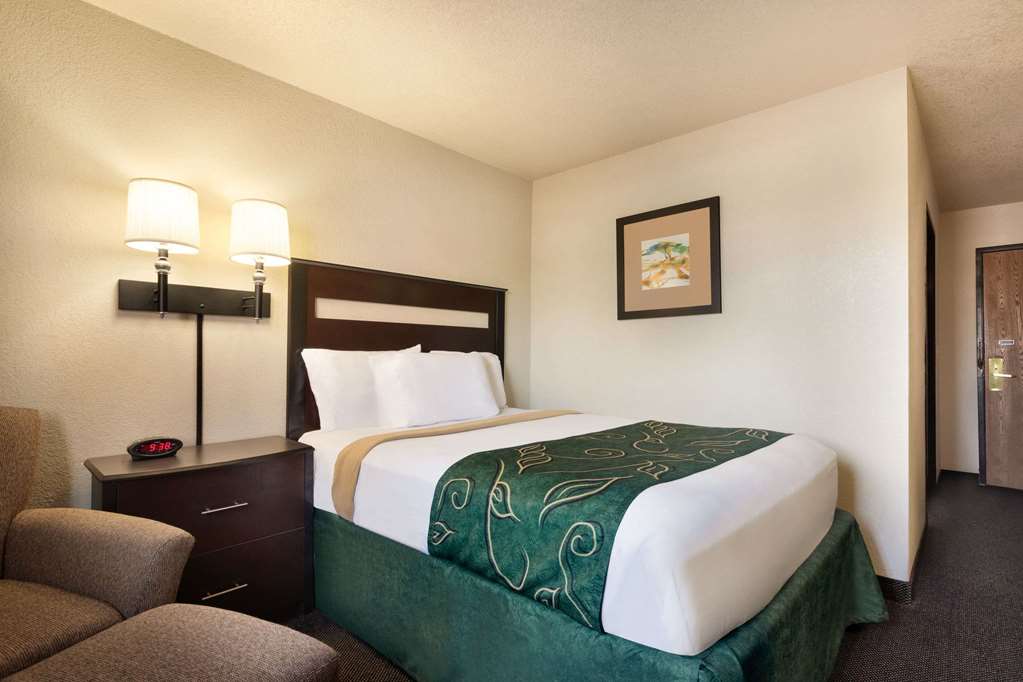 Travelodge by Wyndham Jefferson City - photo 8