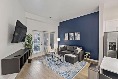 Spacious 2BD 5 Min DT Gym Parking W D Sleep 12 — 4-Star Luxury Hotel in Charlotte, United States