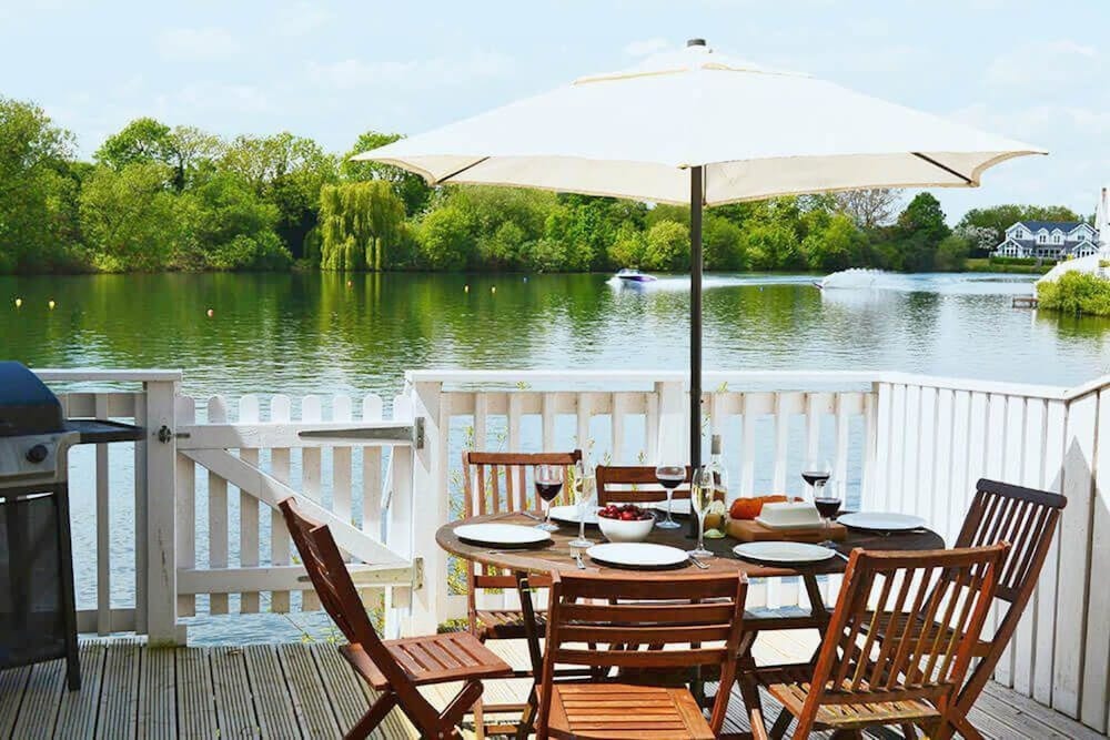 Stylish pet friendly lakeside retreat in the Cotswold Water Park in Cirencester, United Kingdom