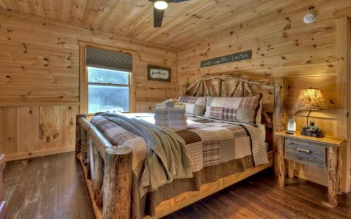 Carters Cozy Cabin Relax or Roam 13 Acres — 4-Star Luxury Hotel in Blue Ridge, United States