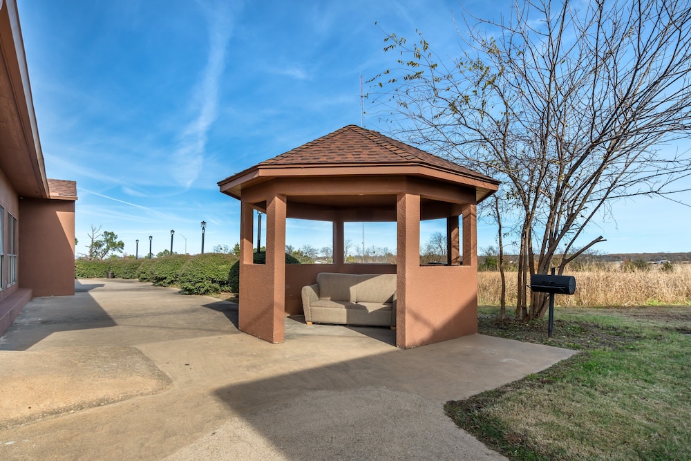 Red Roof Inn & Suites Sulphur Springs - photo 35