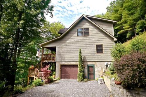 Minutes to Boone Blowing Rock HotTub Firepit in Blowing Rock, United States