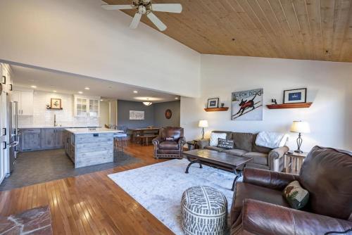 Exuberant Mountainside Townhome - last minute hotel in Bridgeport