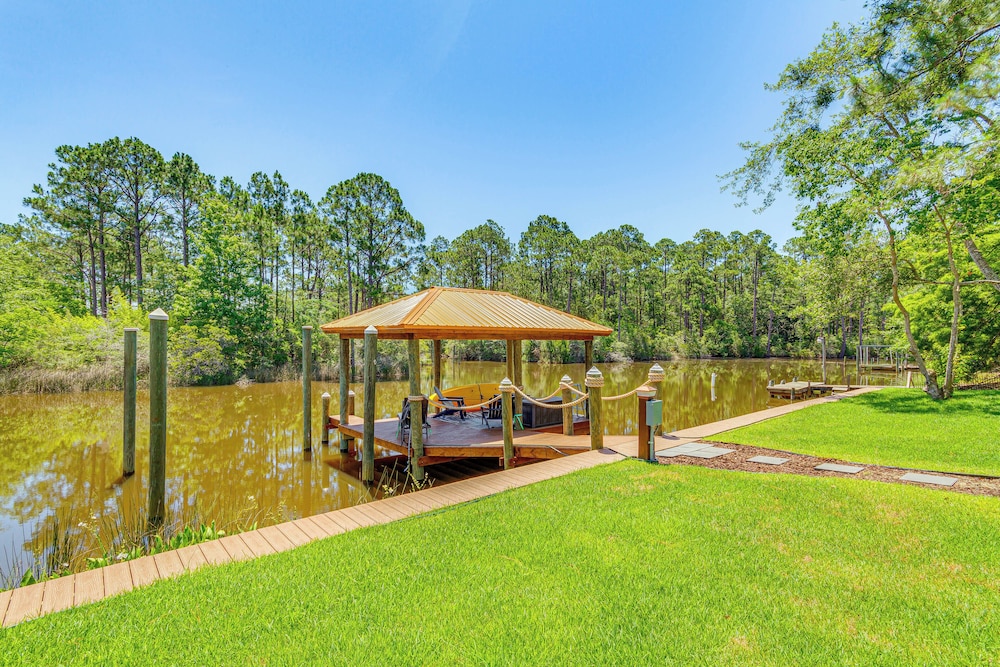 Waterfront Florida Vacation Rental with Boat Dock — 4-Star Luxury Hotel in Milton, United States