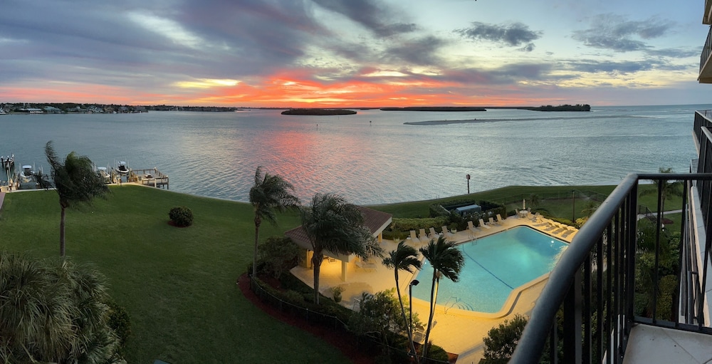 Gulf view Condo With Resort style Amenities 2 Bedroom Condo - photo 24
