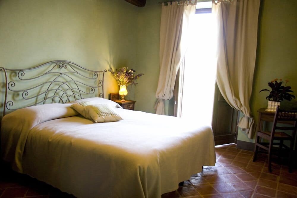 Agriturismo La Torricella — 4-Star Luxury Hotel in Monforte D'alba, Italy