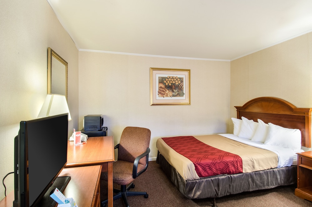 Econo Lodge Inn & Suites
