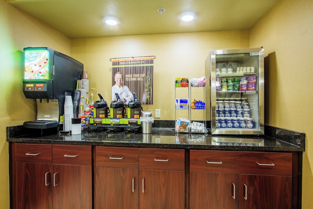 Cobblestone Inn & Suites Corry - photo 37