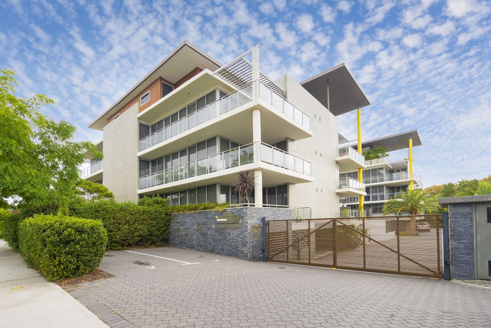 Luxury Modern Double Ensuite Apartment — 4-Star Luxury Hotel in Highgate, Australia