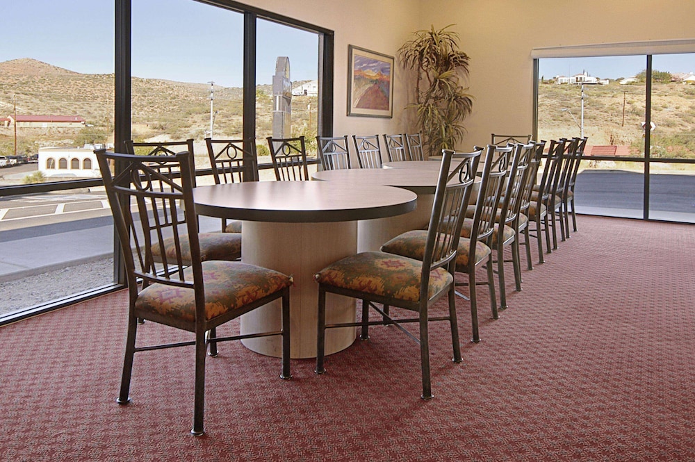 Days Inn by Wyndham Globe - photo 15