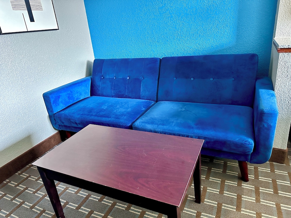 Economy Inn & Suites Cedar Rapids - photo 4