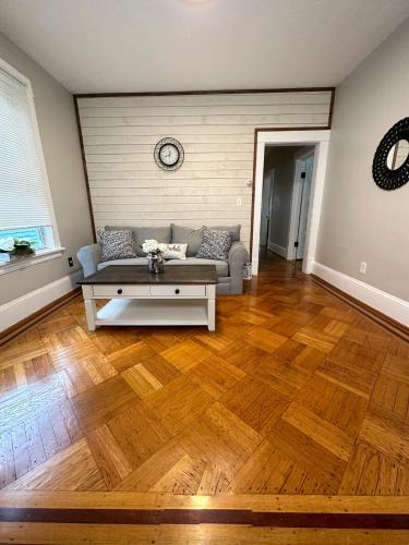 The Allen House 3 Bedroom 2 Full Bath Private Gorgeous Apartment Sleeps 8