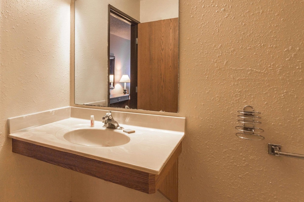 Super 8 by Wyndham Hartford WI - photo 10