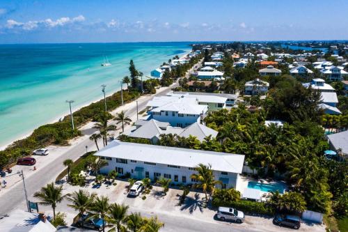 Blissful Bay at Bayside Bungalow — 4-Star Luxury Hotel in Anna Maria, United States