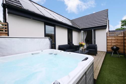 Hoxne Cottages Sunflower Cottage with private hot tub — 4-Star Luxury Hotel in York, United Kingdom