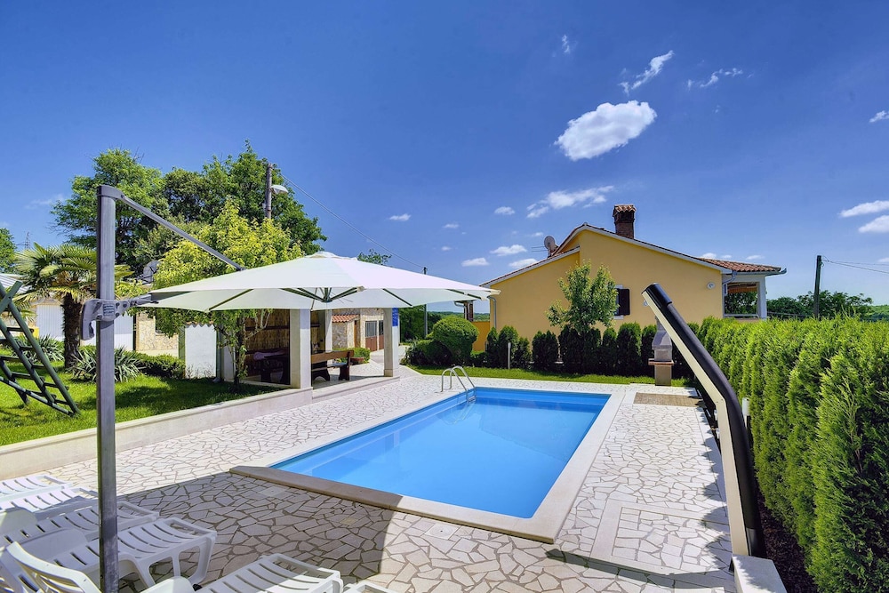 House Smoky with Private Pool And Jacuzzi — 4-Star Luxury Hotel in Pazin, Croatia
