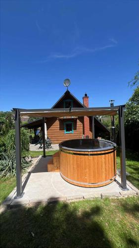 Domek pod Jaworami z balią — hotel in Sulkowice