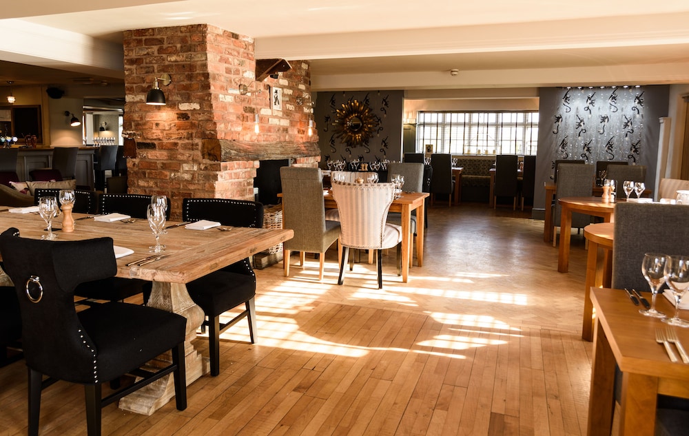The Wheatsheaf Inn — 4-Star Luxury Hotel in Crewe, United Kingdom