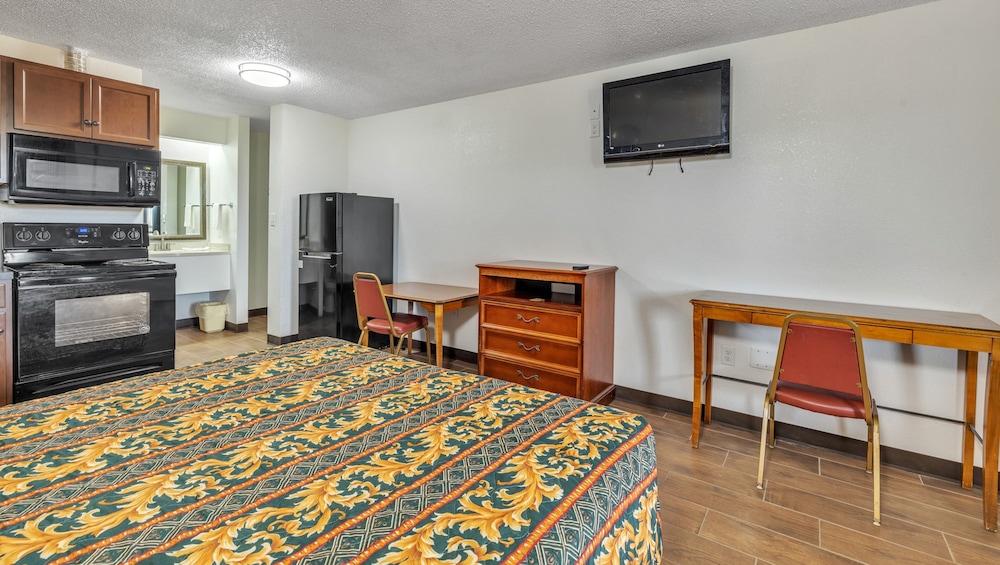 Studios and Suites 4 Less Emporia - photo 17