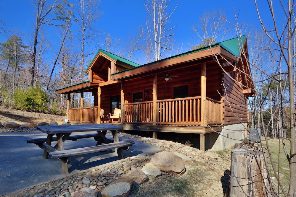 Rustic Retreat 6 Br cabin by RedAwning — 4-Star Luxury Hotel in Sevierville, United States