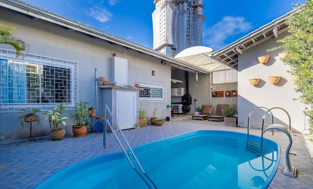 Casa 2Q c piscina e churrasqueira em Penha TZS210