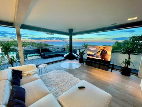 The Beach Hytte Stunning Sea View Penthouse — 4-Star Luxury Hotel in Bournemouth, United Kingdom