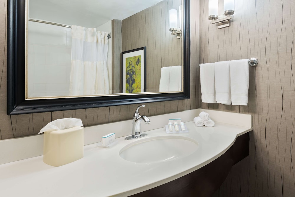 Hilton Garden Inn Westbury - photo 21