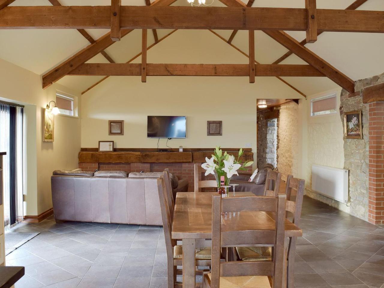 Elm Cottage W40630 — 5-Star Luxury Hotel in Llanwinio, United Kingdom