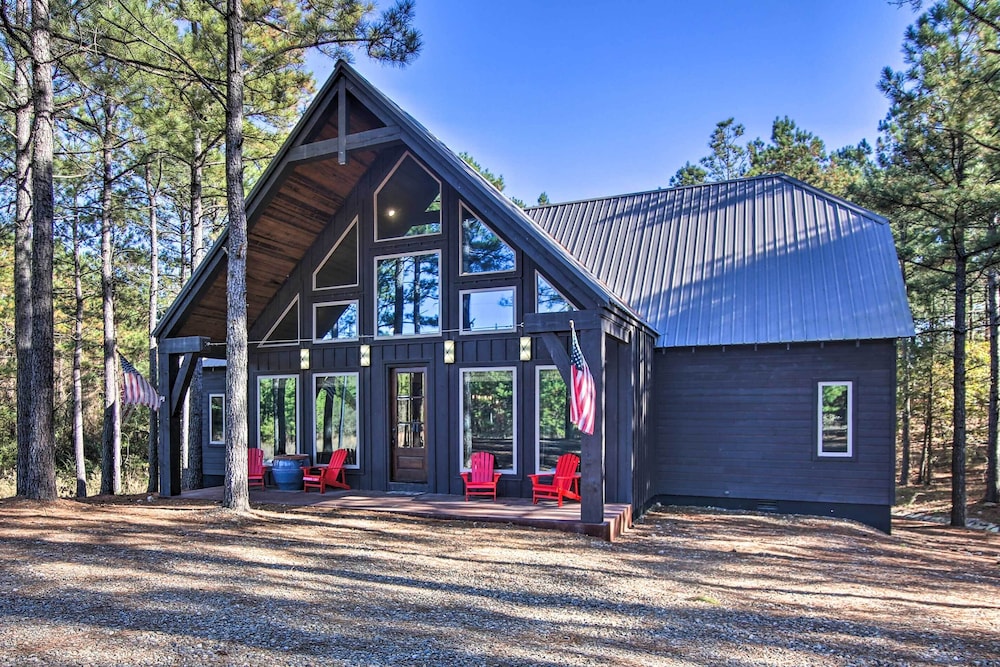 Stylish Broken Bow Cabin with Hot Tub And Fire Pit — 4-Star Luxury Hotel in Broken Bow, United States