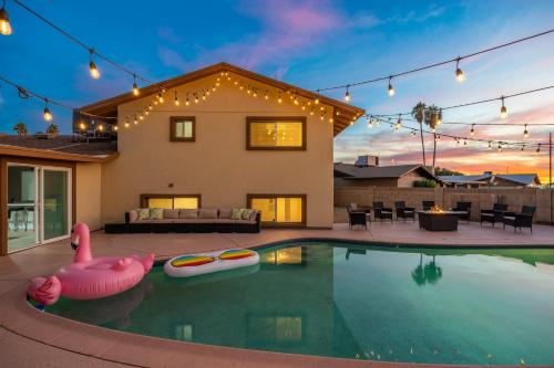 6 Br Resort Style Home Pool Game Room Fire Pit in Glendale, United States
