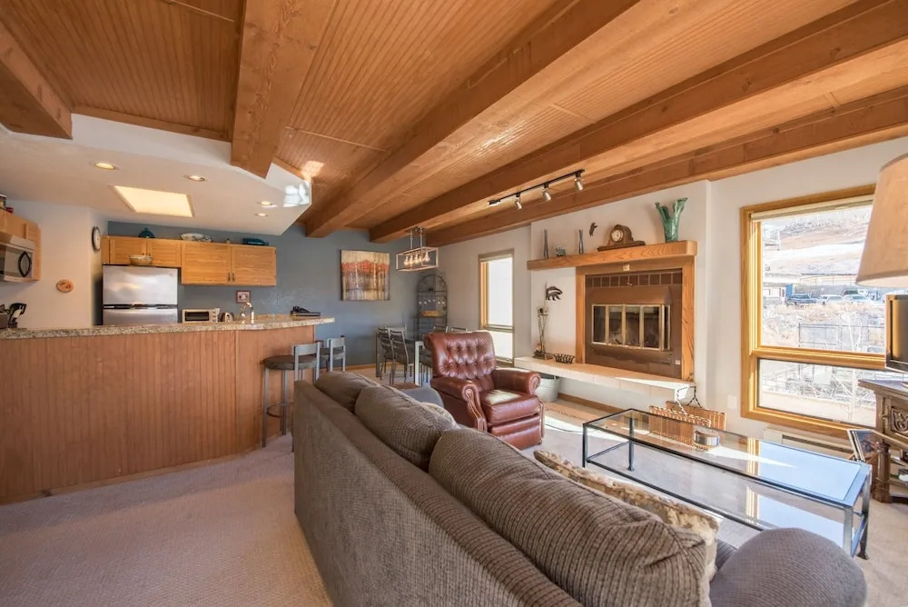 2 Br Unit With Gorgeous Remodeled Kitchen 2 Bedroom Condo No Cleaning Fee by RedAwning — 4-Star Luxury Hotel in Crested Butte, United States
