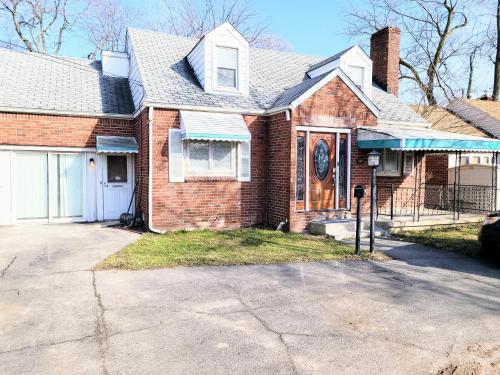 Sweet home King bed backyard and parking — 4-Star Luxury Hotel in Buffalo, United States