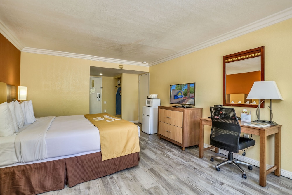 Days Inn by Wyndham Palm Springs - photo 10