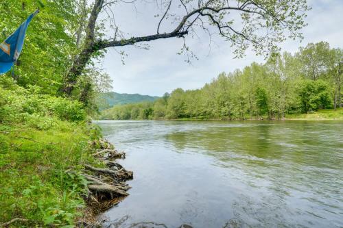 Riverfront Shenandoah Getaway w Kayaks & Tubes — hotel in Shenandoah