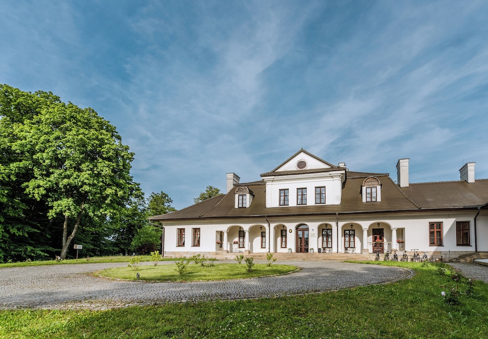 Dwor Kombornia Hotel Spa — Korczyna