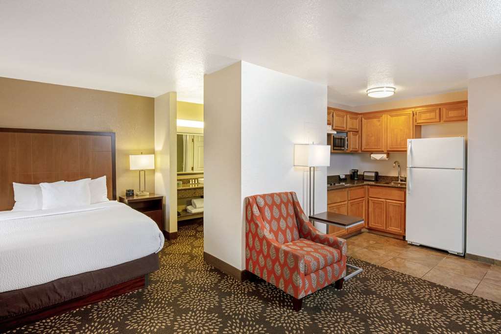 La Quinta Inn & Suites by Wyndham Las Vegas Red Rock - photo 21