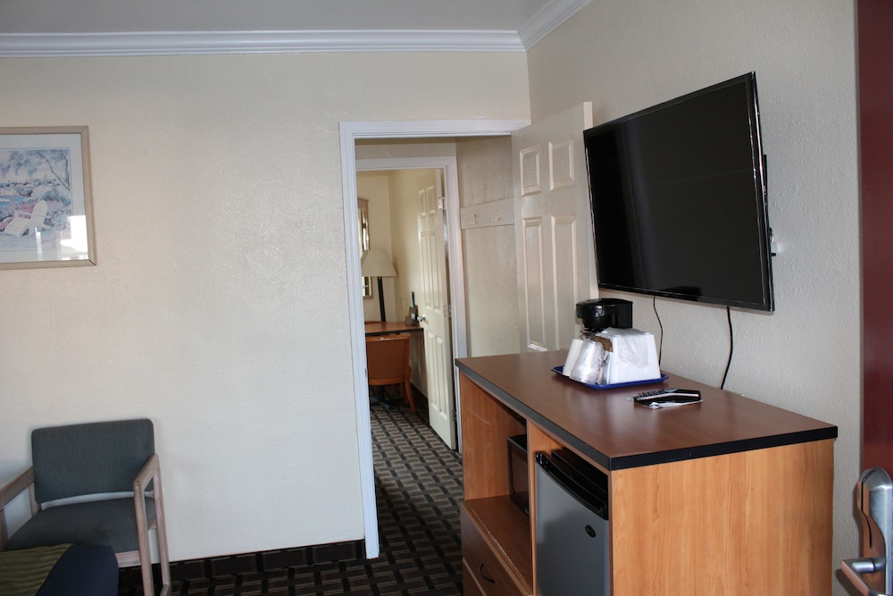 Riverside Inn & Suites Santa Cruz - photo 40