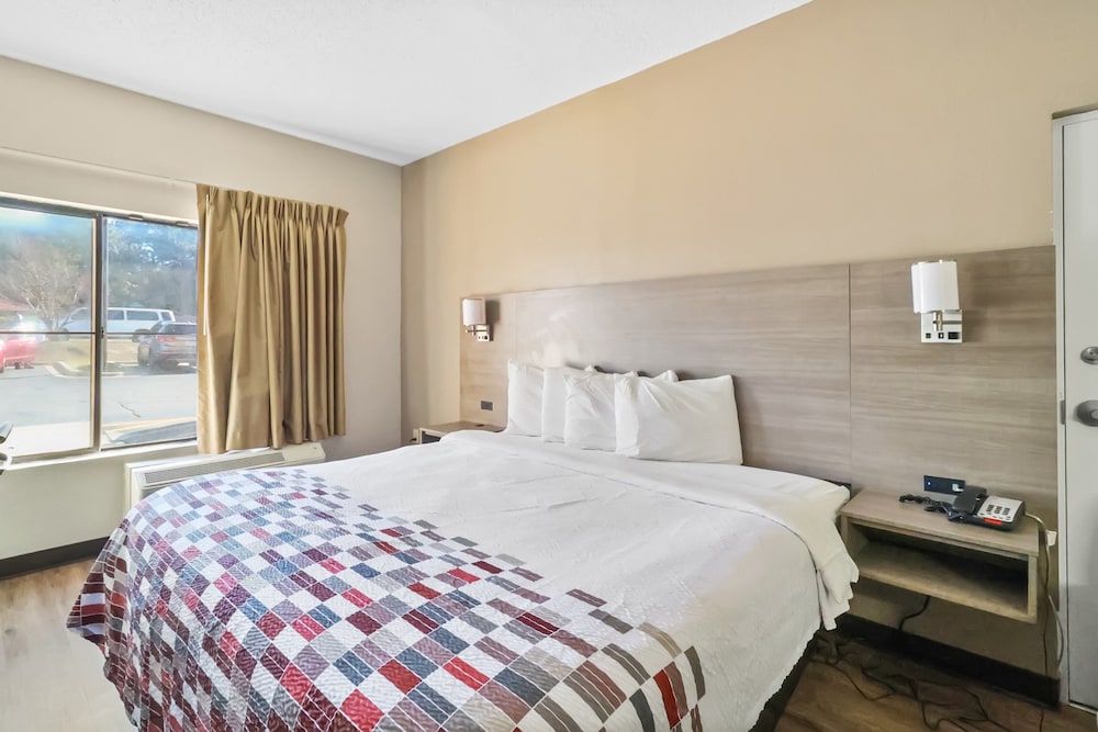 Red Roof Inn & Suites Fayetteville Fort Bragg - photo 18