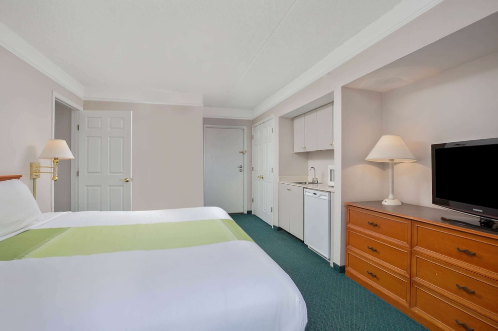 Days Inn by Wyndham Reno - photo 13