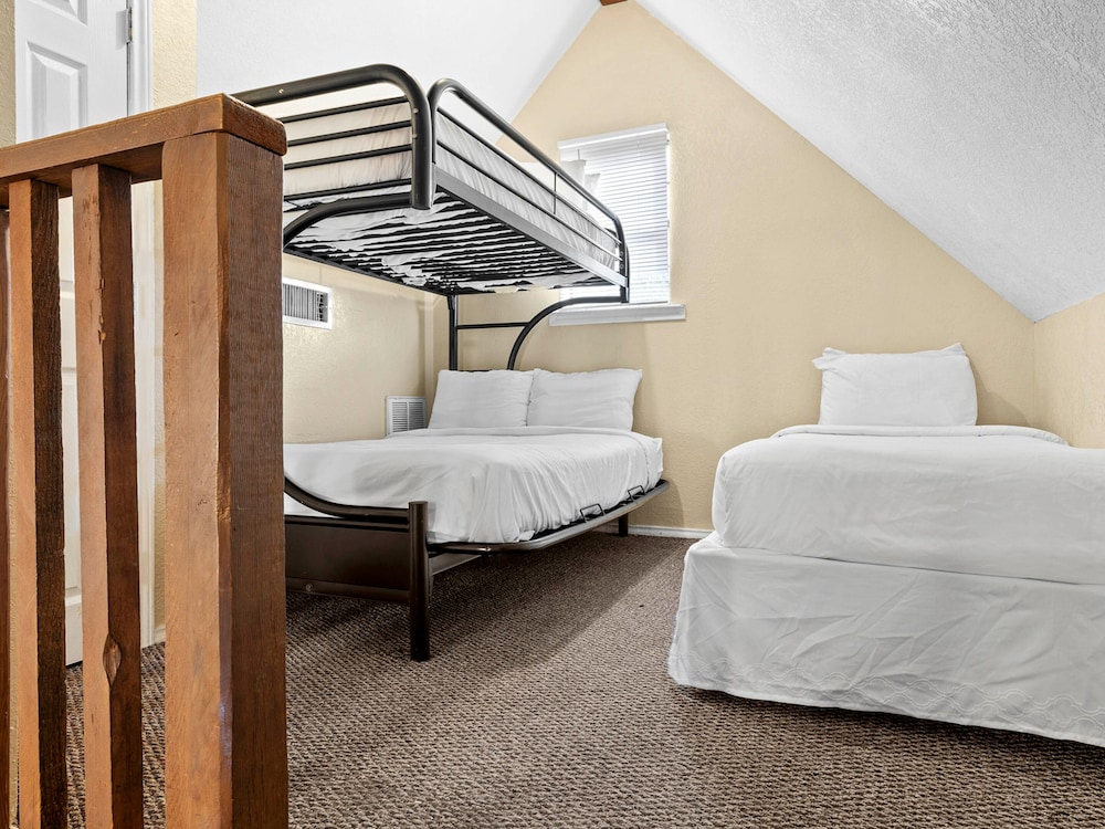 The Claire Hotel - photo 16